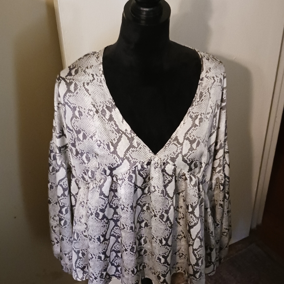 Ladies size XL snake print top - Picture 1 of 1